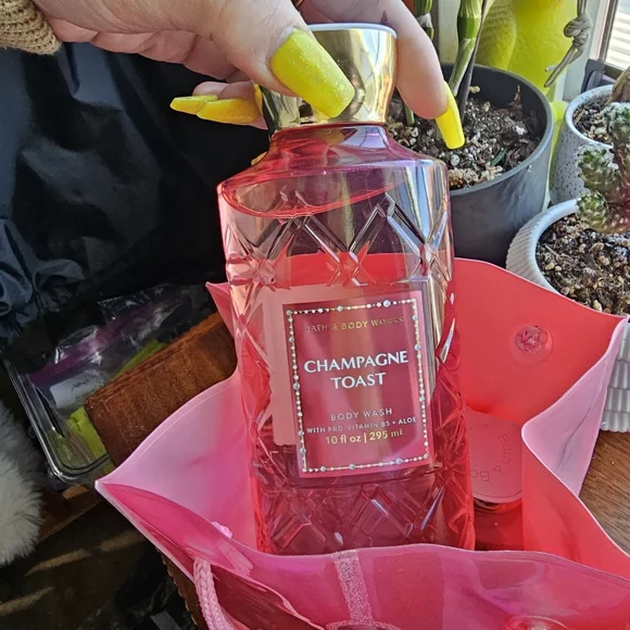 🏷️NEW Bath & Body Works Champagne Toast Holiday Gift Bag, Set of 4 Items - Picture 9 of 11